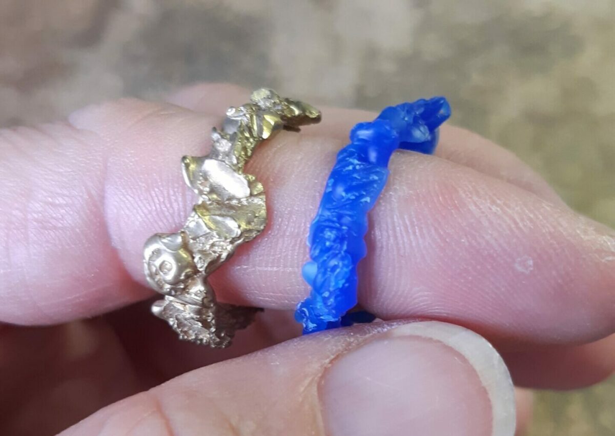 17/06 Bague en fil de cire